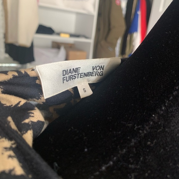 Julian Two Geometric Print [TRUE] Wrap Dress - Picture 8 of 10